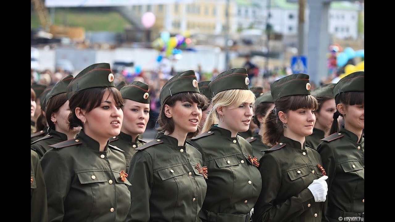 Установите группу военнослужащих женщин. Женщины военнослужащие в России. Женщины военные в России на параде. Украинские девушки военные. Женщины в военном ансамбле.