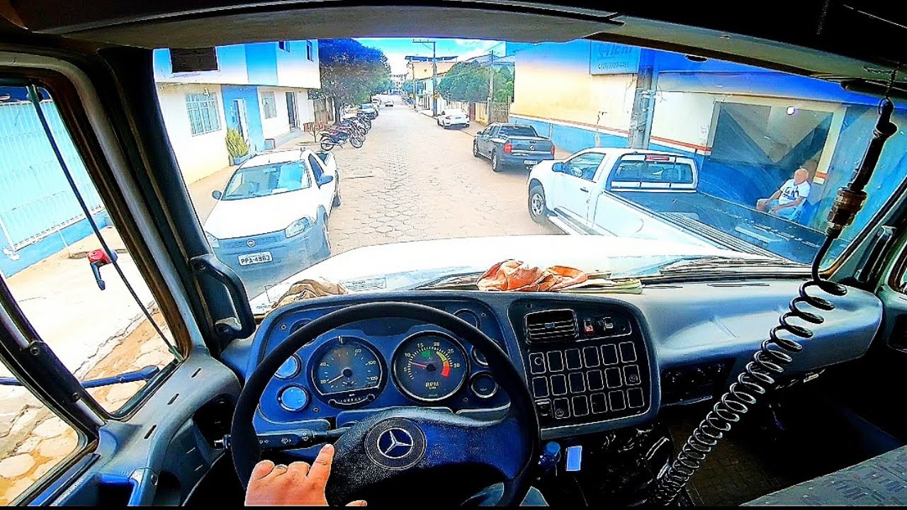 Carregando terra com caminhão Mercedes 1318
