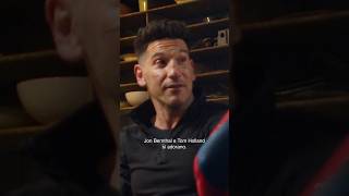 Noi davanti a Tom e Jon insieme sul set: 🥹