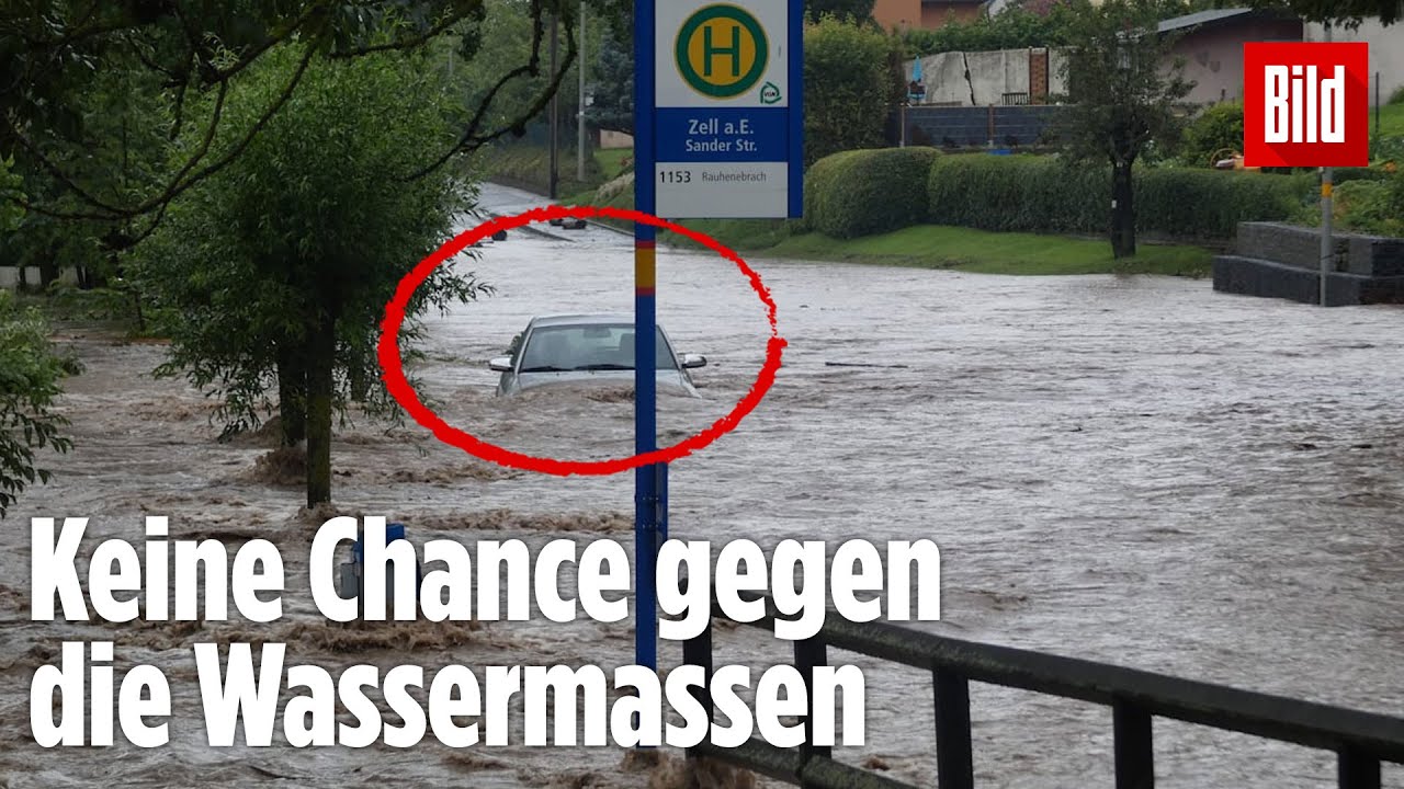 Hochwasser begräbt Autos unter sich | Bayern