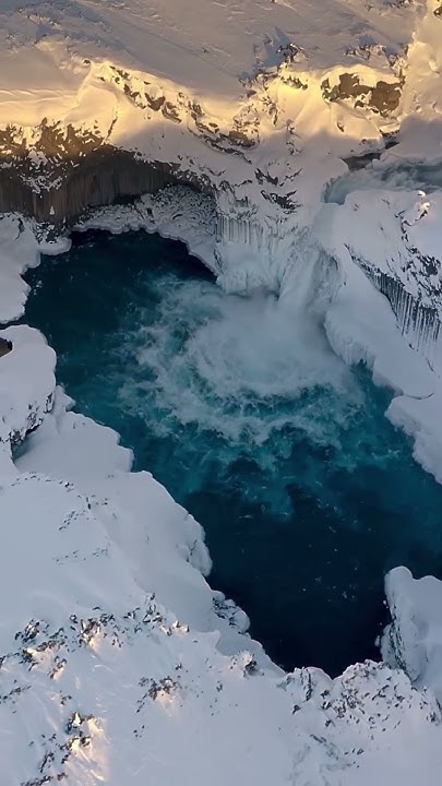 Amy Bradley: The Ocean Holds Its Secrets Close - y3issk1