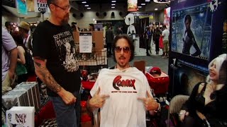 Marc Silvestri models a COMIX: BEYOND THE COMIC BOOK PAGES T-shirt!