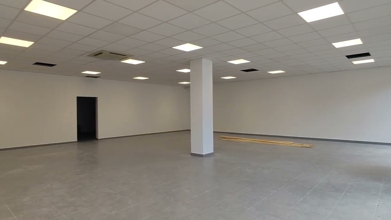 📍Utcafronti NAGYKIRAKATOS üzlethelyiség kiadó Békéscsaba szívében, a Gyóni Géza utcán.