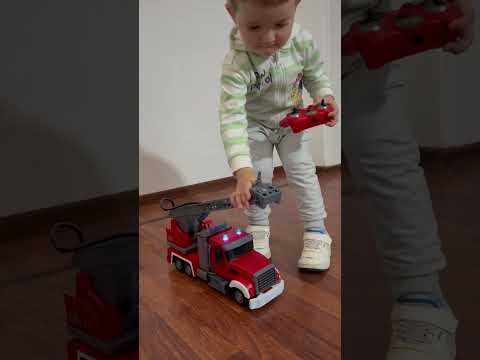Пожежна машина на радіокеруванні QH 2902-1 автоматичне подавання води підсвітка, видео 1