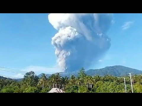 Tres excursionistas mueren en erupción volcánica en Indonesia