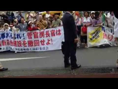 待っていた県民の声援に応える翁長知事　4/5