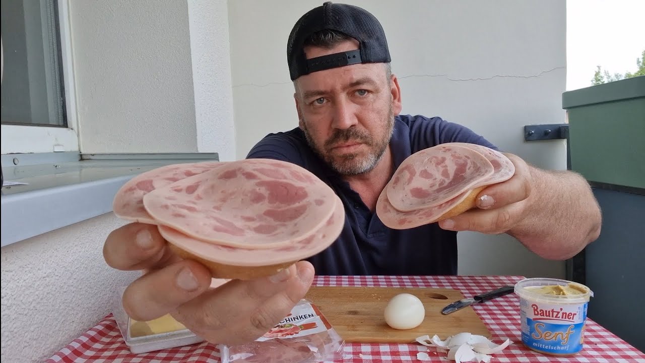 Lecker Bierschinken Frühstück mit frischem Brötchen und gekochte Eier