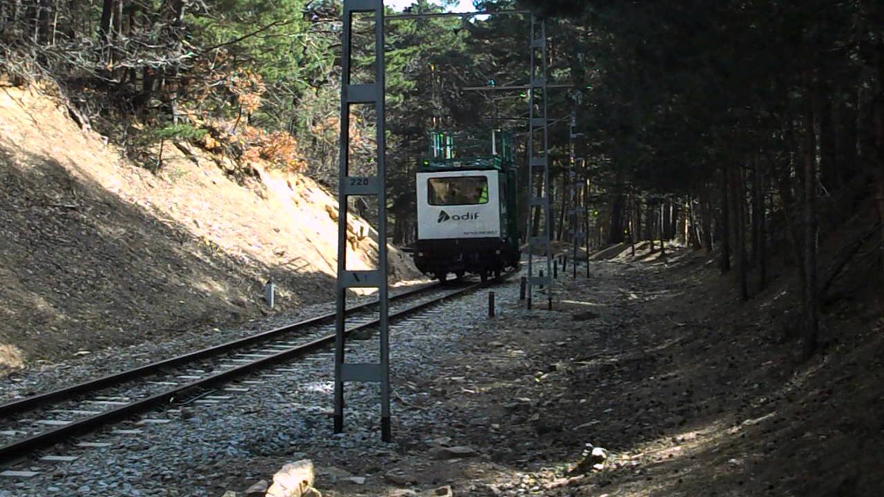 ADIF - Dresina DR-803-RR de ancho metrico circulando por el Electrico de Guadarrama (linea C9)