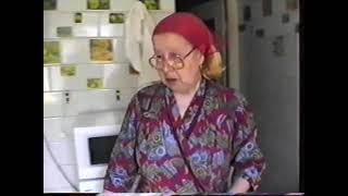 Гунина Алла Дмитриевна    печёт пирожки (7 марта 1998 года).