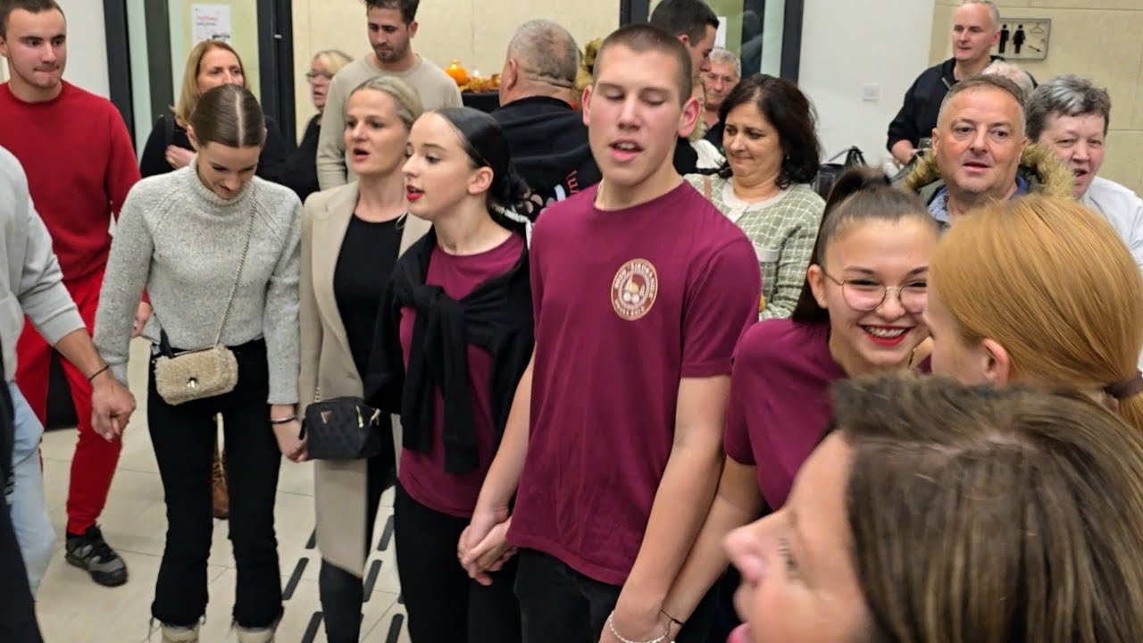 @PRUŽI CURO PREKO KOLA RUKU..KUKUNJEŠĆE LIPO KOLO NAŠE..U MUKINJAMA PLITVIČKA JEZERA..4K..