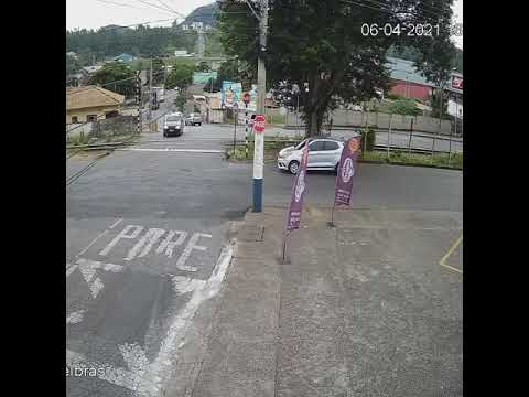 Vídeo mostra momento que picape é atingida por trem em travessia no bairro Padre Eustáquio em Itaúna