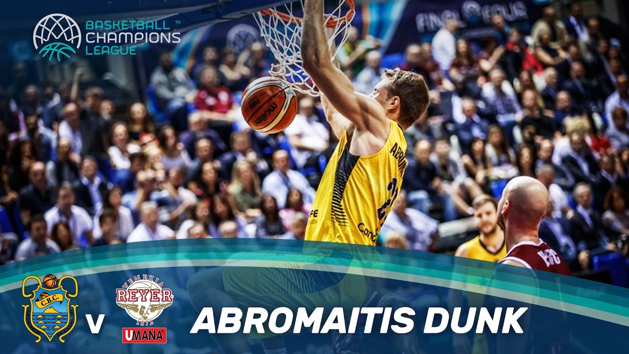 Abromaitis with the two-handed slam against Venezia