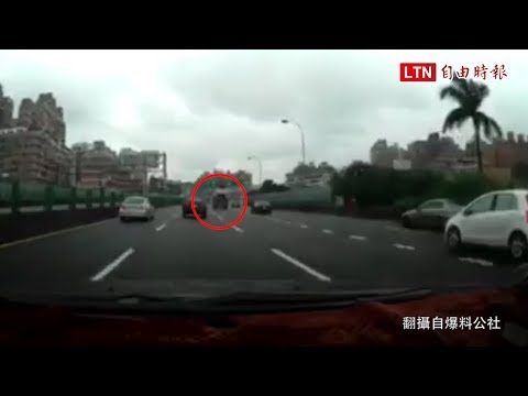 恐怖！BMW螃蟹車自殺式切換車道 釀3車連環追撞(翻攝自爆料公社)