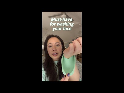 Must-have wristbands for washing your face - 1000x better than cloth!