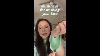 Must-have wristbands for washing your face - 1000x better than cloth!