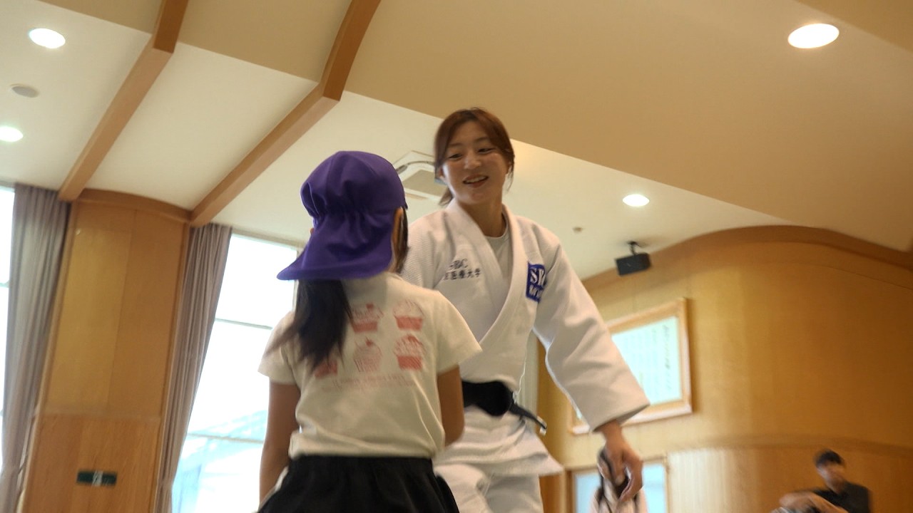 五輪金メダリストらに学ぶ　こども園で柔道教室