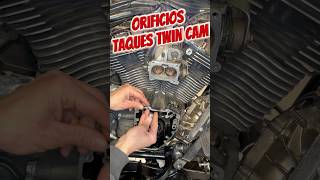 Comprobamos los alojamientos de taqués en un motor Harley-Davidson Twin Cam 88 con galgas Feuling.