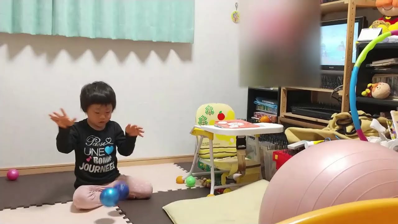 Eテレテレビアニメおじゃる丸EDエンディング歌「千年トラベラー(山崎育三郎)」をノリノリでボール遊びしながら聴く4歳児男の子（発達障がい（知的障害）-自閉性スペクトラム症）