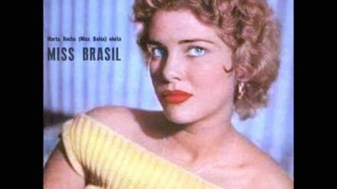 Katta qora xoroz mushuk ichiga kiritadi Kiyimdagi katta kokrak video