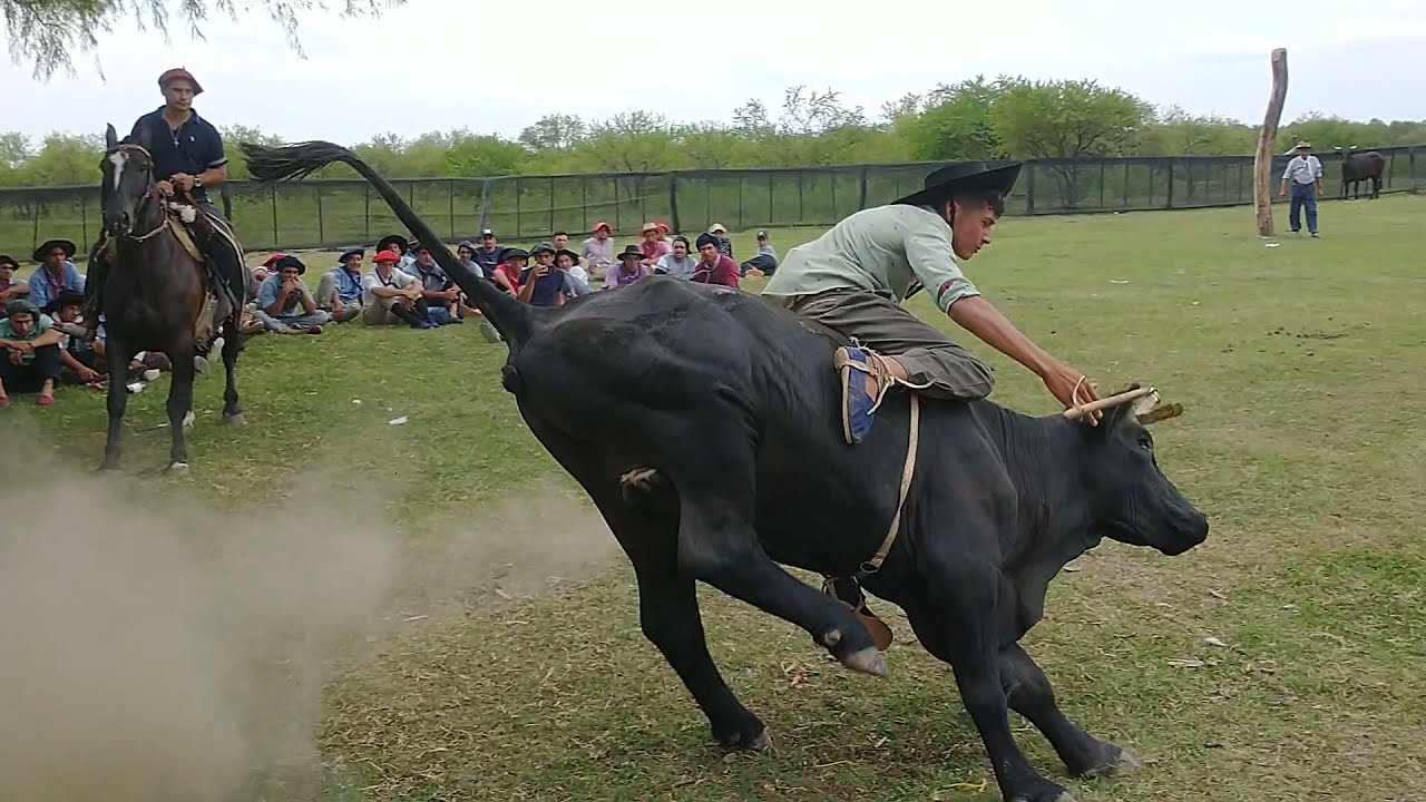 La Monta de los Vacunos Fiesta en Eto. El Irupé, Capity Poí Esquina Corrientes #campero #jineteadas