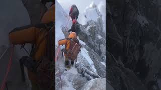 Evereste Tırmanan Dağcılar, Dağın Zirvesinde Donmuş Bedenlerin Arasından Böyle Ilerledi.şfet