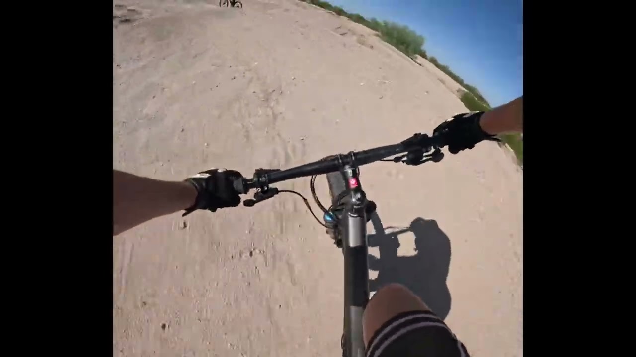 Строительство и выполнение прыжков в байк-парке Estrella Foothills в Гудиере, Аризона