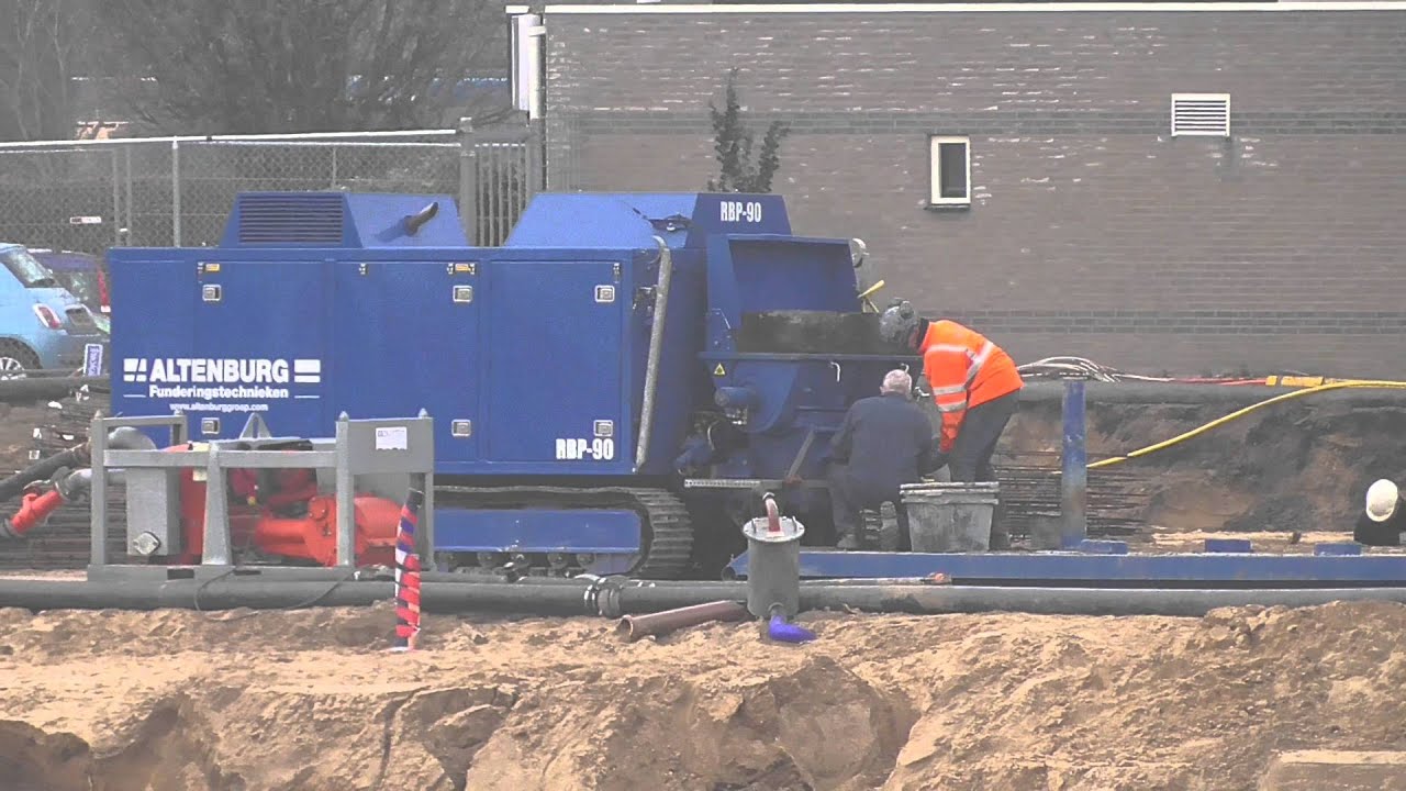 Oostflank Wijchen deel 24 / funderingsmachine en grondafvoer