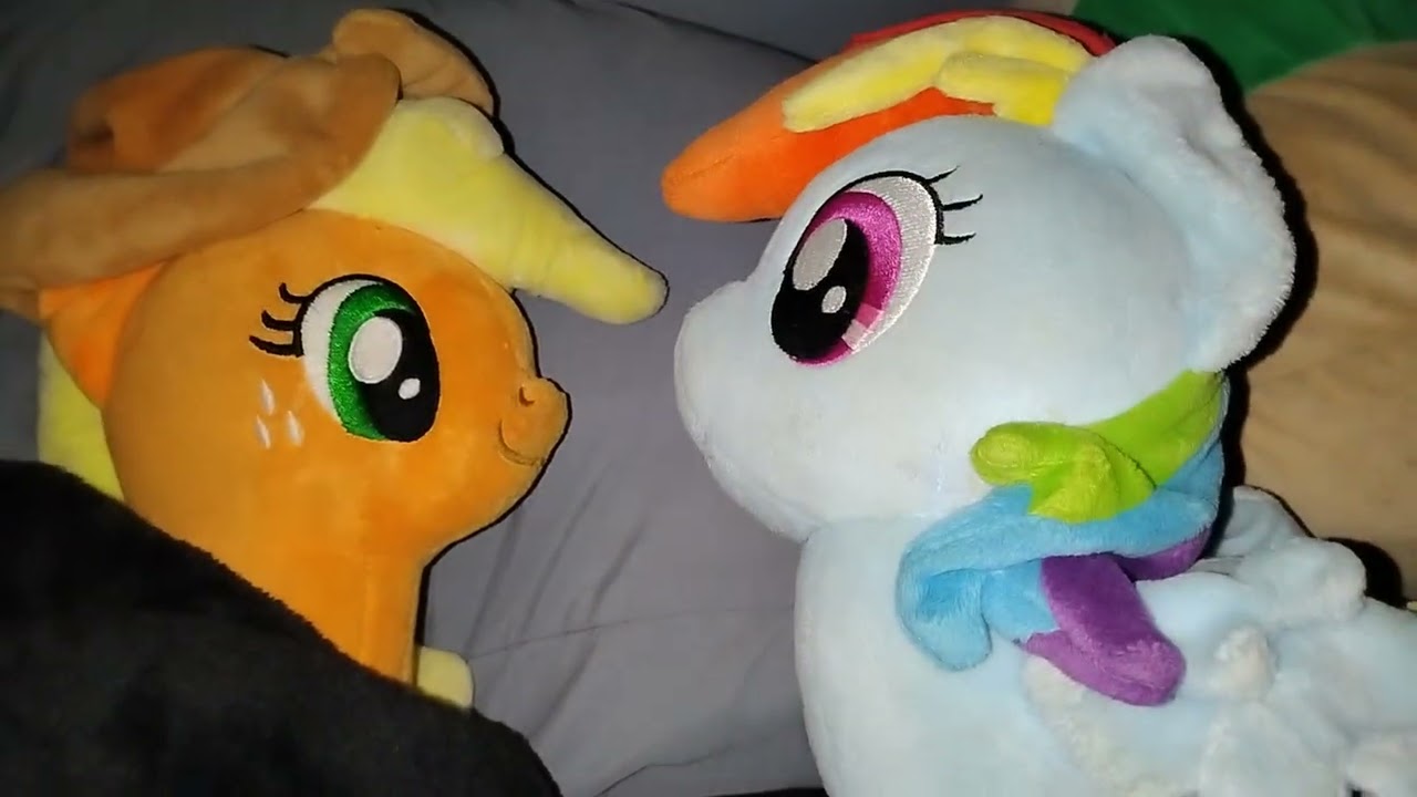 Rainbow Dash Kisses Applejack While Sleeping!