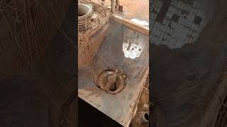 Too much difficult Hopper cleaning job by skilled worker in 2100 tph Kobelco gyratory cone crusher
