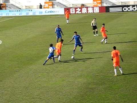 2011年12月24日 銀牌4強 晨曦2-2屯門-葉國煕帶波直闖禁區最後被閂出底線.AVI