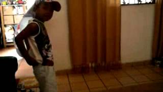 Bruno Dançando Ao Som Dos Hawaianos