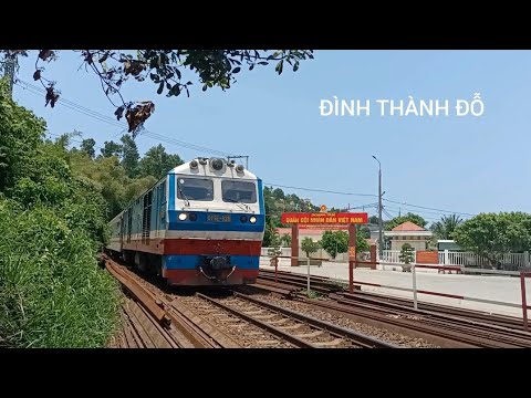 D19E - 928 drew the SE19 train run through the railroad crossing - YouTube