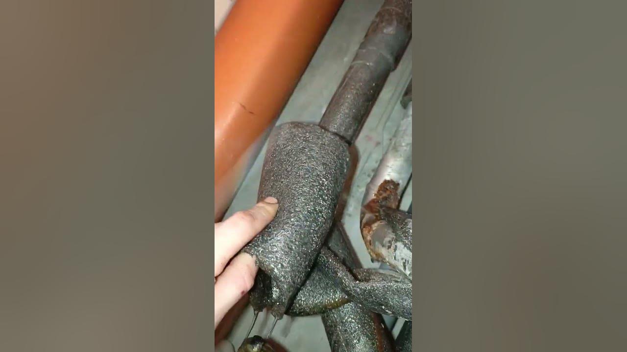 Свищ на стояке ГВС. #сантехника #авария #потоп #сварка - YouTube