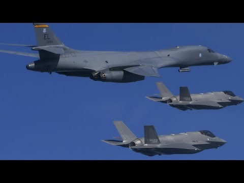 북한 대륙간 탄도미사일 발사 하루만에 한반도에 재출격한 미 전략폭격기 B-1B,  공군 F-35A 등 전투기와 <strong>무력시위</strong> <strong>비행</strong> 영상 / 합참 제공