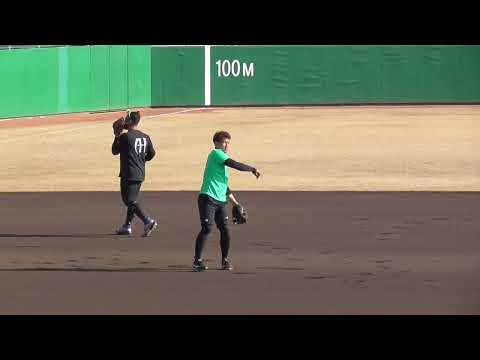 チーム浅村+チーム熊代の自主トレ。  今治市の市営球場でキャッチボール、守備練習してました。