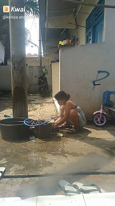 Iseng banget nih org ngintip yg lagi nyuci