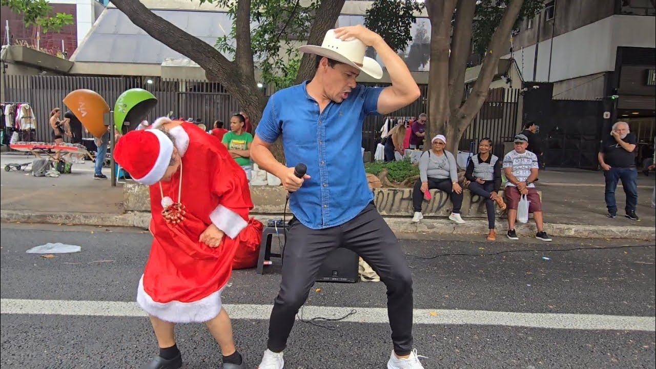 MORADORA DE RUA VESTIDA DE MAMAE NOEL PEDIU PRA CANTAR MORANGO DO NORDESTE VEJA O QUE ACONTECEU