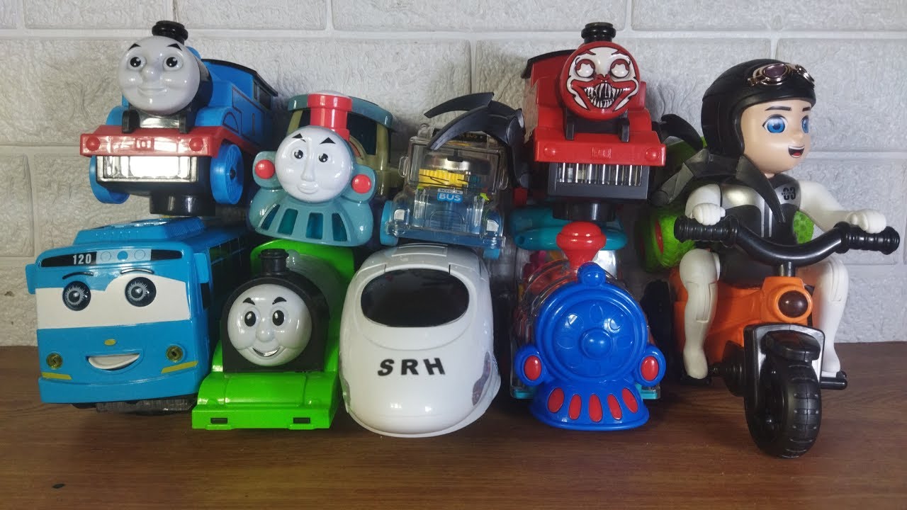 Colección de juguetes coloridos: trenes, autos y lindas amigas.