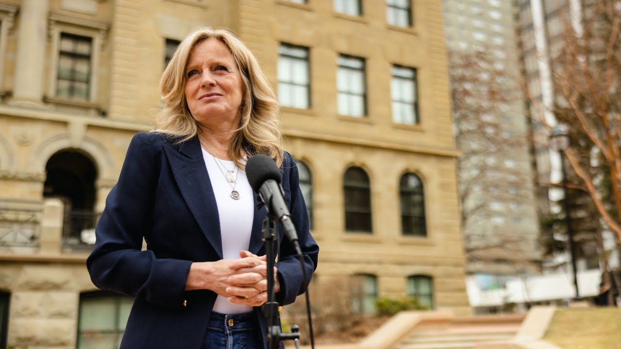 Rachel Notley responds to yesterday's arena announcement - YouTube