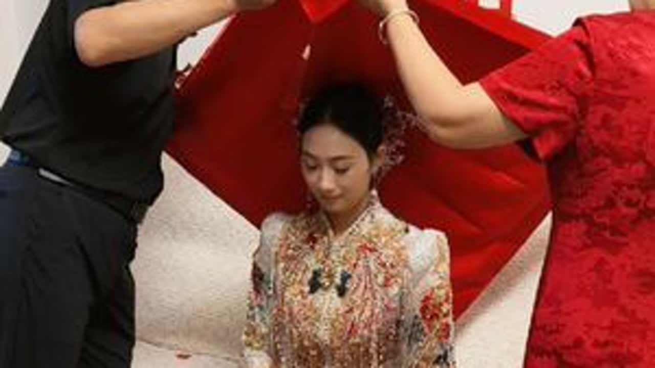 见证｜女儿出嫁，这一场军婚，军恋实属不易，愿我们中国人民解放军，守护国家的同时，也拥有自己幸福的小家。愿家国永昌！最可爱的是军人，最可敬的一定是军嫂。向军婚致敬！#接亲趣事 #气氛搞起来 #秦皇...