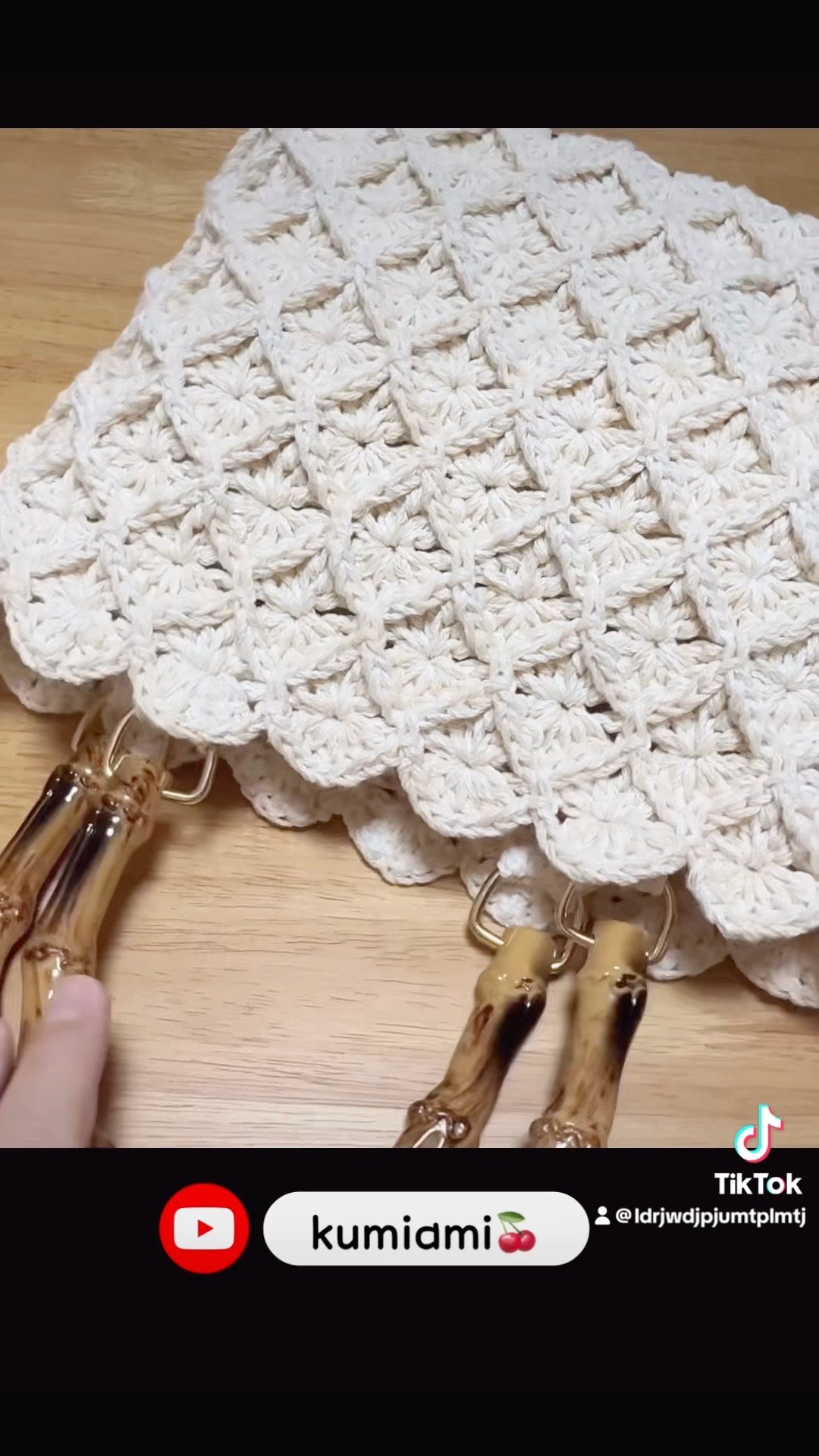 It's a diamond pattern with one flower inside each one. Basket