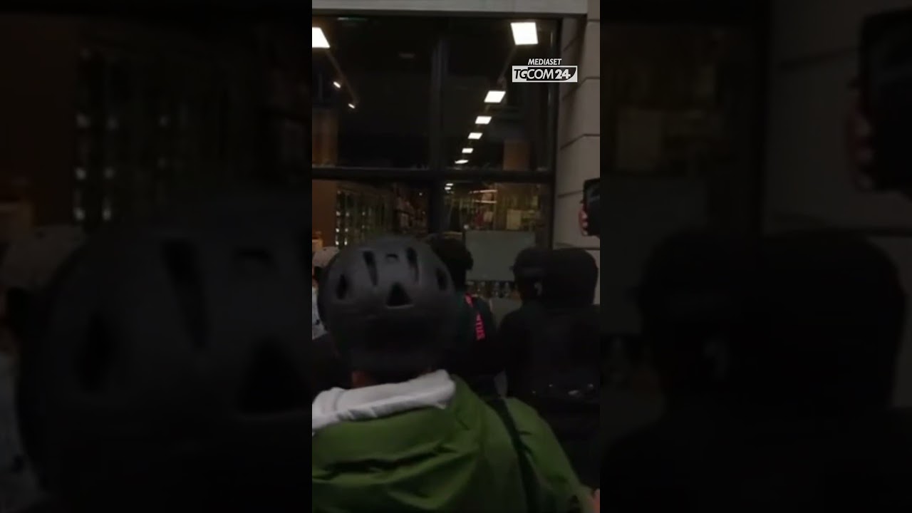 Milano, supermercato preso d'assalto e devastato