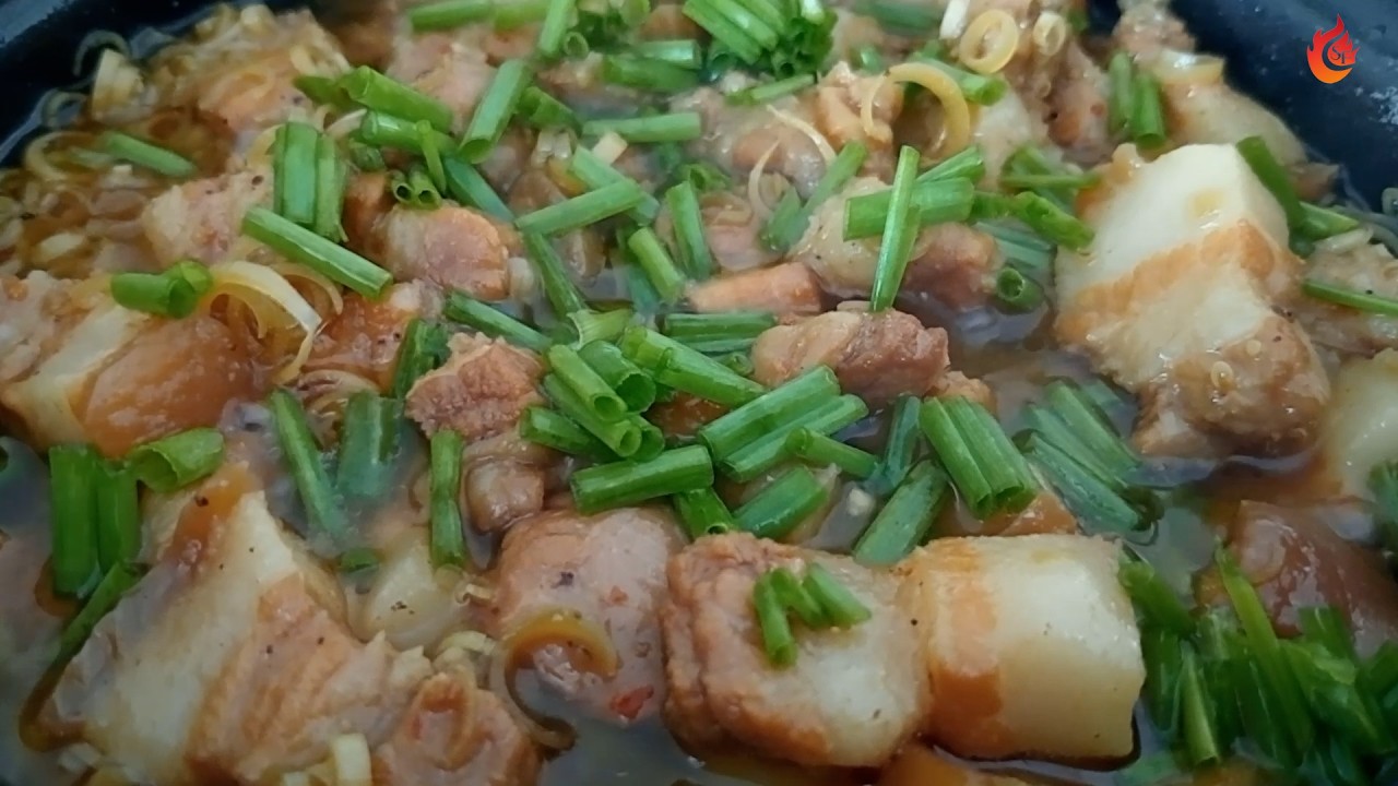 Delicious braised pork belly with lemongrass without using cooking oil