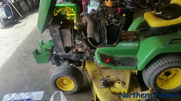 Kolik oleje se vejde do traktoru John Deere 445?