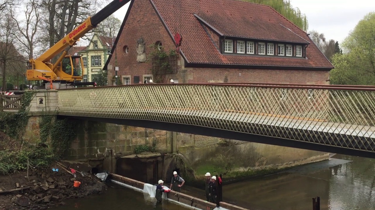 Holzbalken stauen die Ems auf