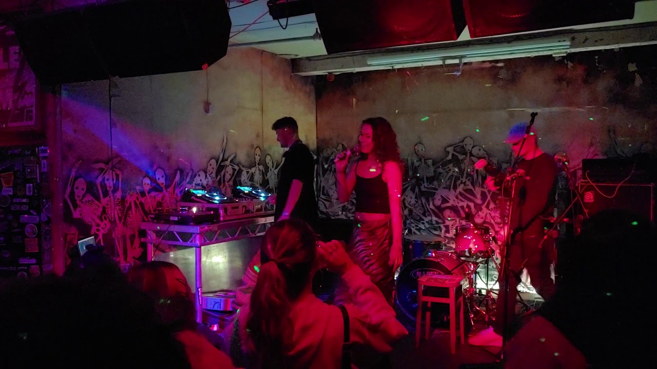 LG V50 concert - Izzi De-Rosa