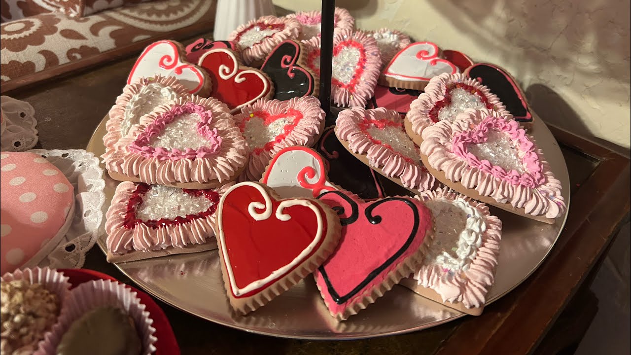 Valentines Cookie Decorating #valentines #fakebake #cookies