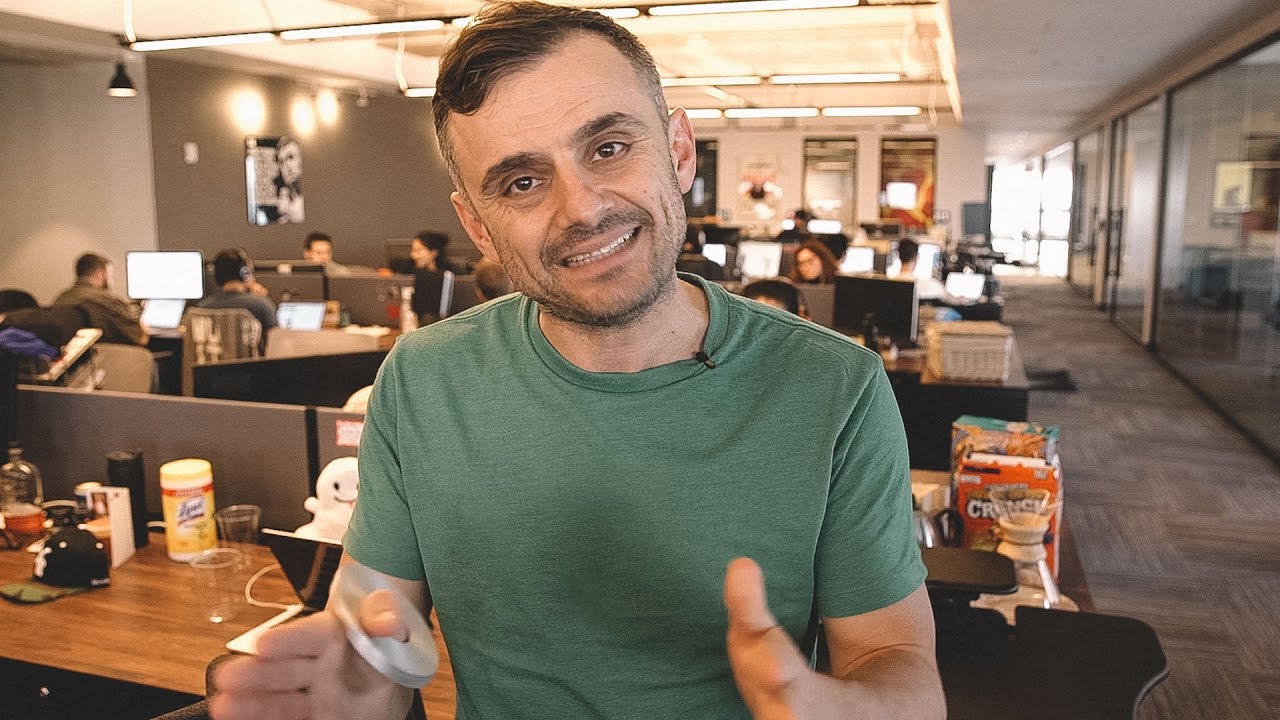 WHAT MAKES A GOOD LEADER | DailyVee 206
