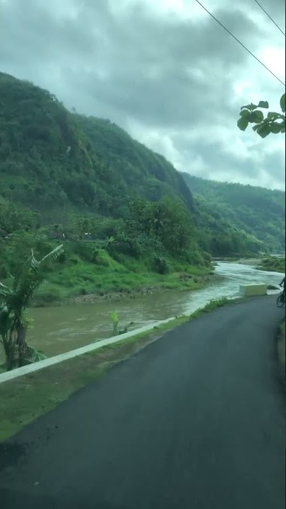 INDAHNYA PEMANDANGAN GUNUNG MESKIPUN MENDUNG, SEJUK BANGET