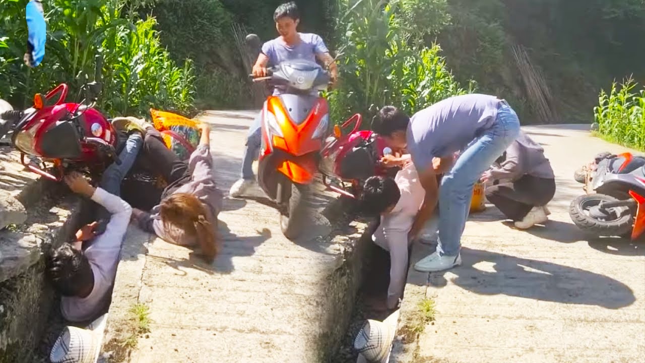 A family fell off their motorcycle into a puddle, and a kind older brother rescued them.